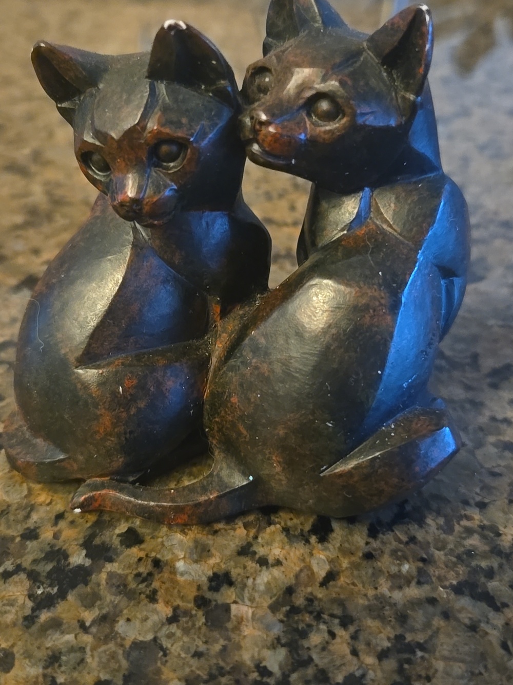 Small sculpture of 2 cats, brown wood, perfect for cat lovers, great condition